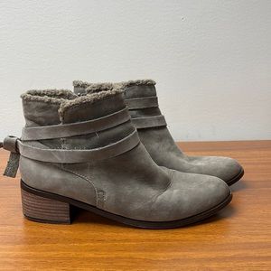 Aldo bootie leather upper, faux fur lined